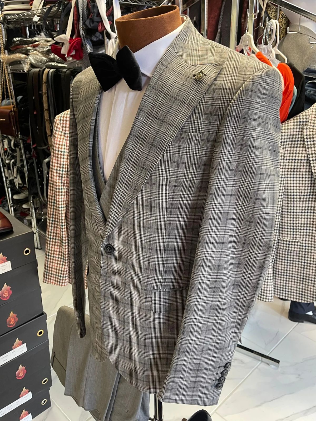A JB Grey Plaid 3pc Suit Set - Image 3